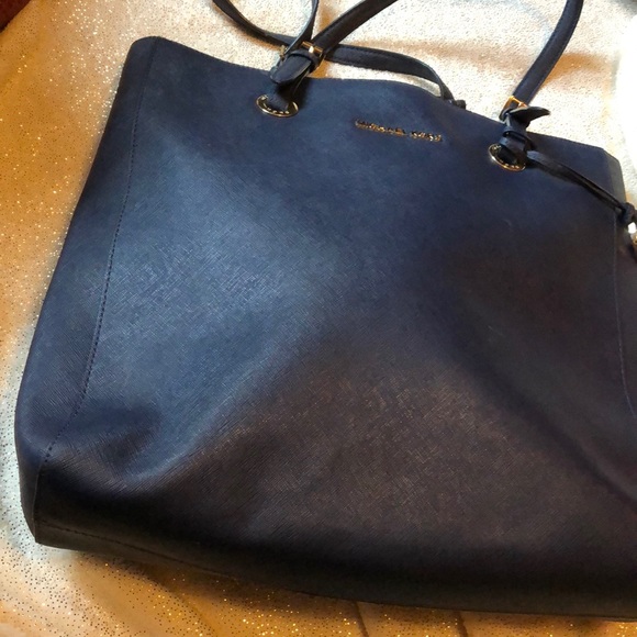 Navy blue Michael Kors bag. - Picture 8 of 8